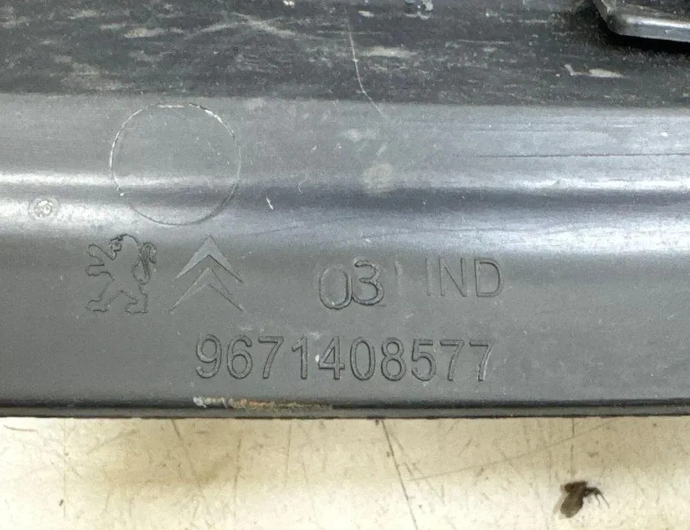 PEUGEOT 3008 1 generation (2010-2016) Priekšējā stikla tīrītāja apdare / plastmasa 9671408577 31360730