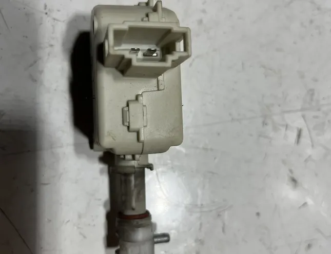 VOLKSWAGEN Passat B5 (1996-2005) Degvielas tvertnes vāciņa bloķēšana 3B0959782 34067819