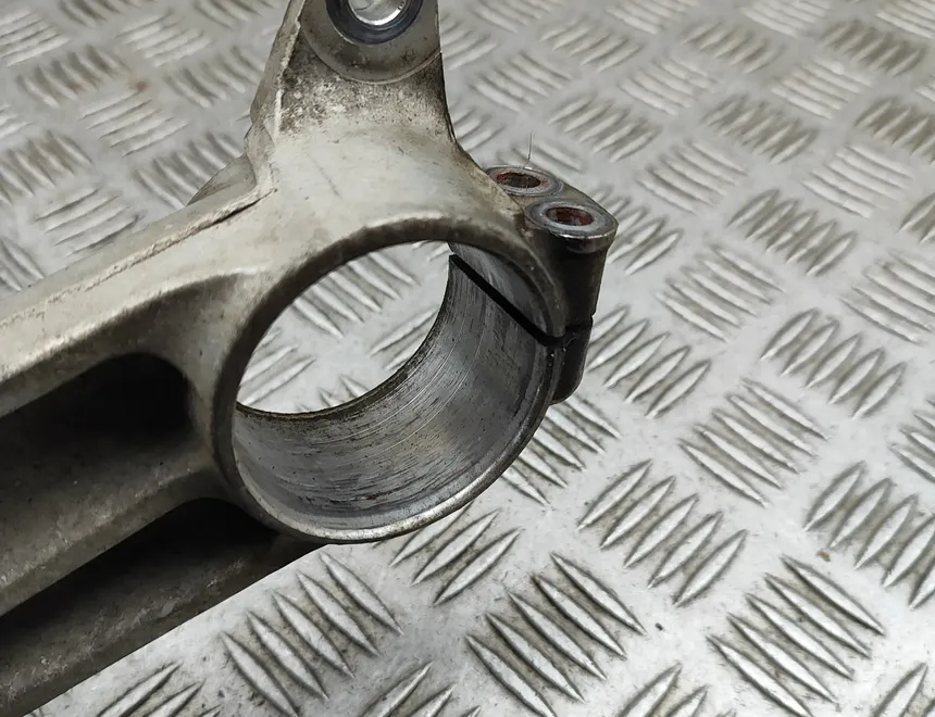 SUZUKI GSX Нижняя траверса вилки вилки тройного сечения 33077481