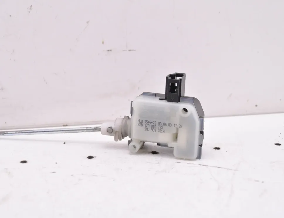 SKODA Octavia 2 generation (2004-2013) Degvielas tvertnes vāciņa bloķēšana 1Z0810773,1M0959781A 26574840