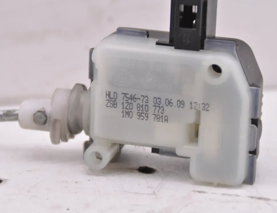 SKODA Octavia 2 generation (2004-2013) Degvielas tvertnes vāciņa bloķēšana 1Z0810773,1M0959781A 26574840