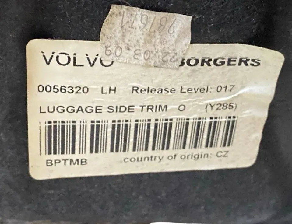 VOLVO XC70 2 generation (2000-2007) Kreisās puses bagāžnieka apdare 39800502 33470563