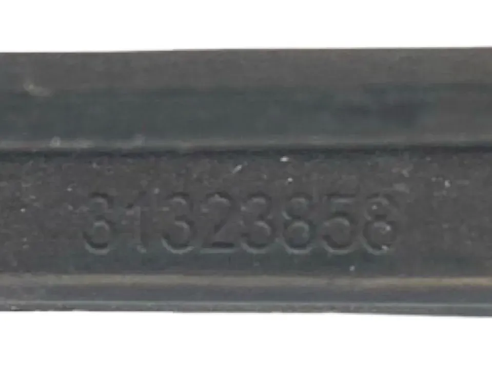 VOLVO V60 1 generation (2010-2020) Priekšējā bampera apakšējā reste 31323858 33489269