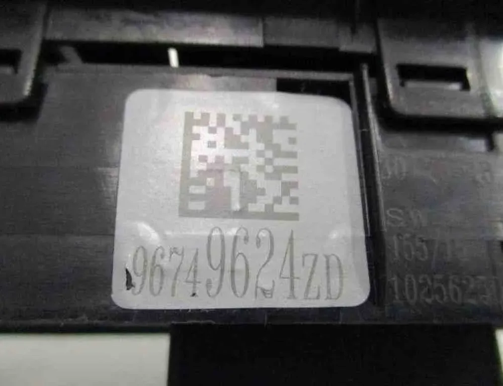 PEUGEOT 2008 2 generation (2019-2023) Aizmugurējo kreiso durvju loga pacēlāja slēdži 1025625,96749624ZD,155715 32489302