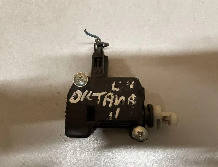 SKODA Octavia 2 generation (2004-2013) Degvielas tvertnes vāciņa bloķēšana 1M0959781A 22177957