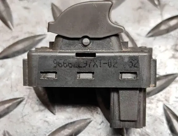 PEUGEOT 5008 1 generation (2009-2016) Priekšējo labo durvju logu pacelšanas slēdži 96662297xt 33171190