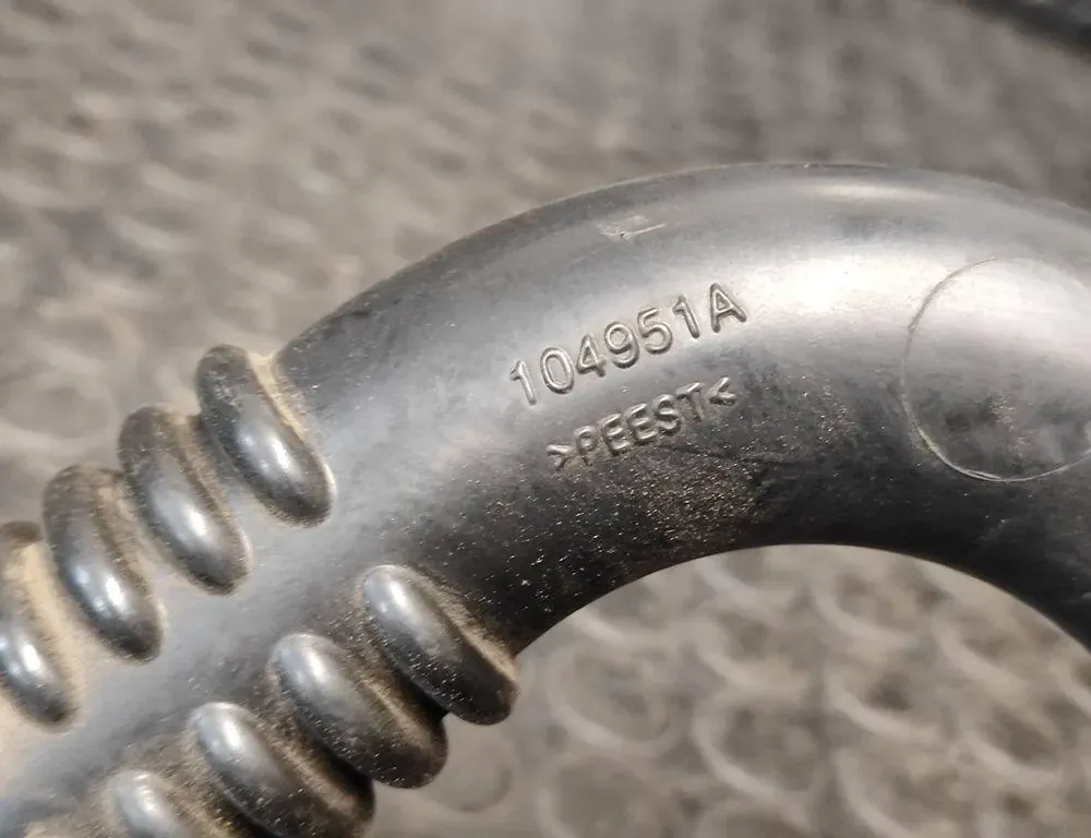 RENAULT Captur 1 generation (2013-2019) шланг радиатора интеркулера 104951A 33174732