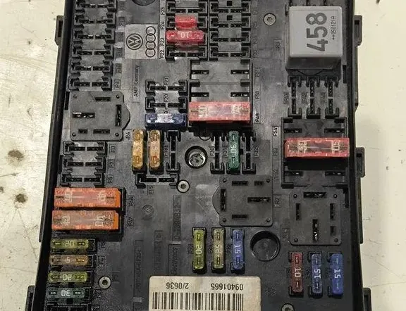 VOLKSWAGEN Passat B6 (2005-2010) Блок предохранителей 1K0937124K 33203295