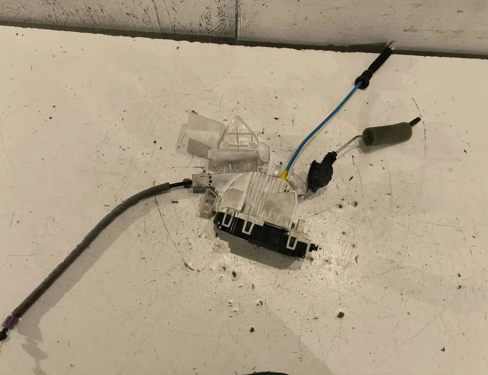 MERCEDES-BENZ E-Class W211/S211 (2002-2009) Priekšējo kreiso durvju slēdzene A2047201535 33204695