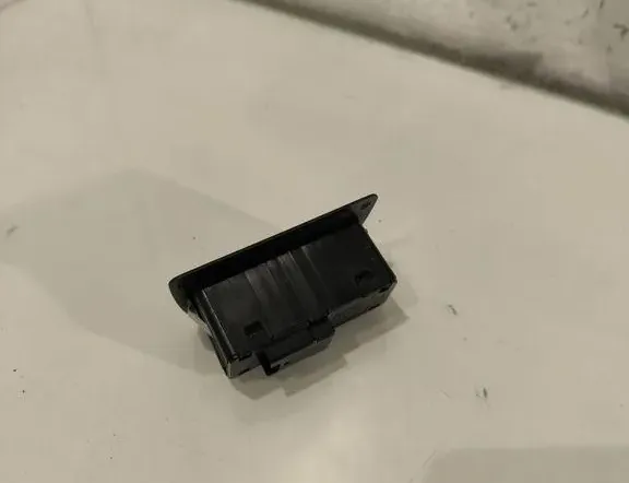 BMW M8 F91/F92/F93 (2019-2023) Aizmugurējā vāka atvēršanas poga 9275121 33205813