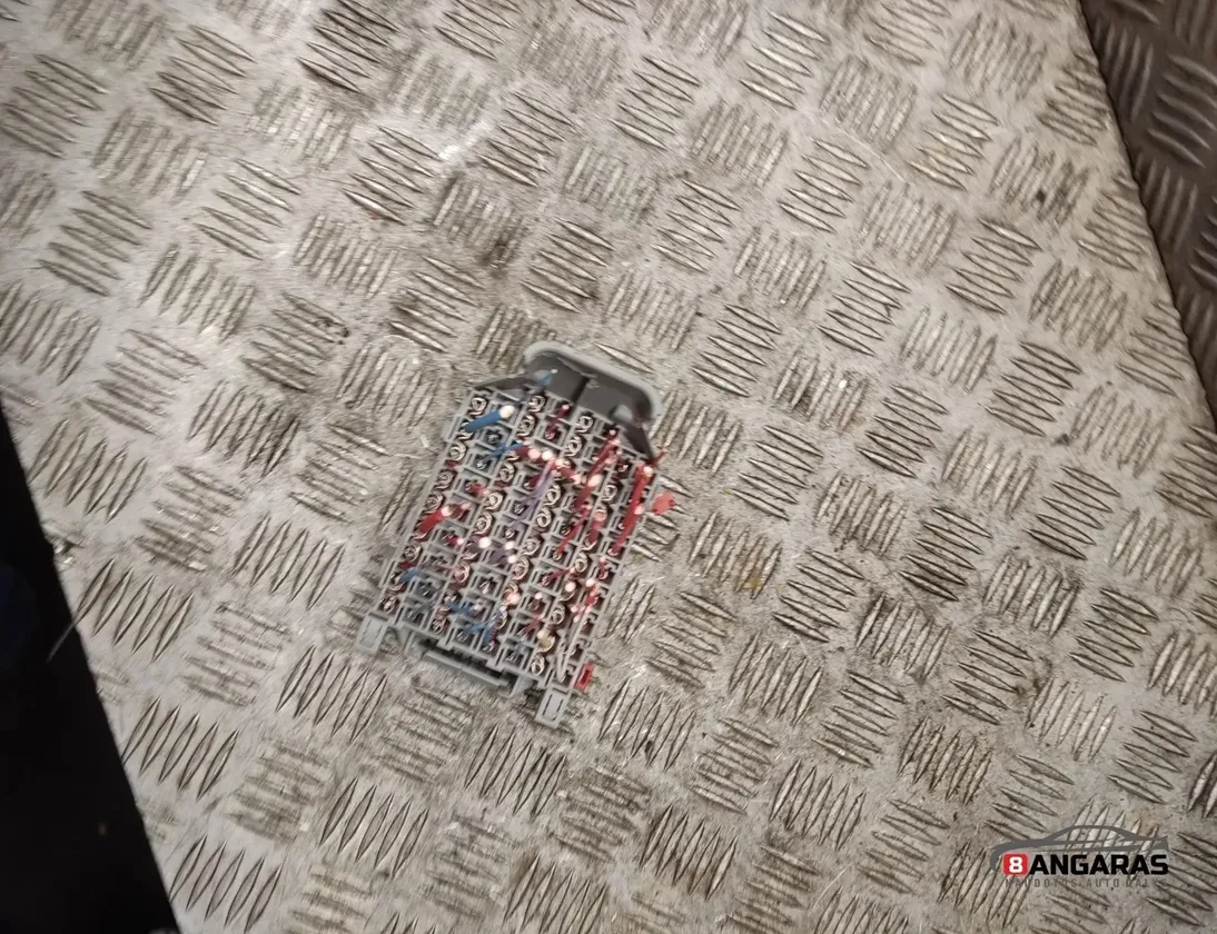 VOLVO XC70 2 generation (2000-2007) Drošinātāju kārba 9162439 28294525