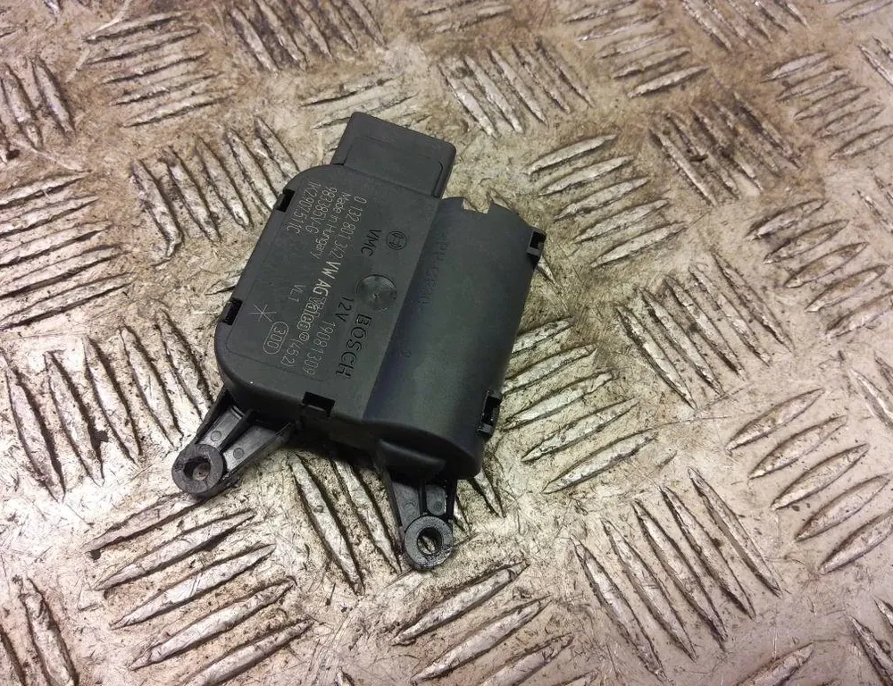 SKODA Yeti 1 generation (2009-2018) Interior Heater Flap Motor Actuator 0132801342 33219361