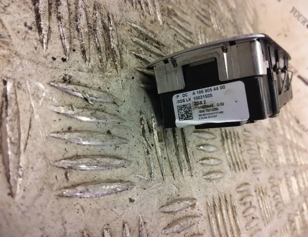 MERCEDES-BENZ A-Class W176 (2012-2018) Кнопка стеклоподъемника передней левой двери A1669054400 33220443