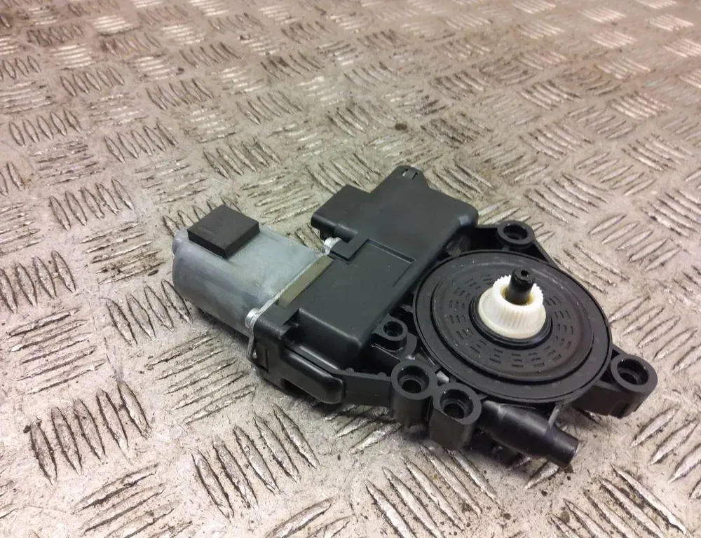 HYUNDAI i40 VF (1 generation) (2011-2020) Маторчик стеклоподъемника передней левой двери 82450-3Z010 33221056