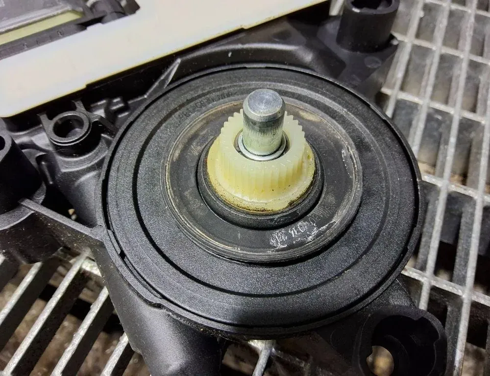 SEAT Arona 1 generation (2017-2024) Маторчик стеклоподъемника передней левой двери 2Q2959406C 33225058