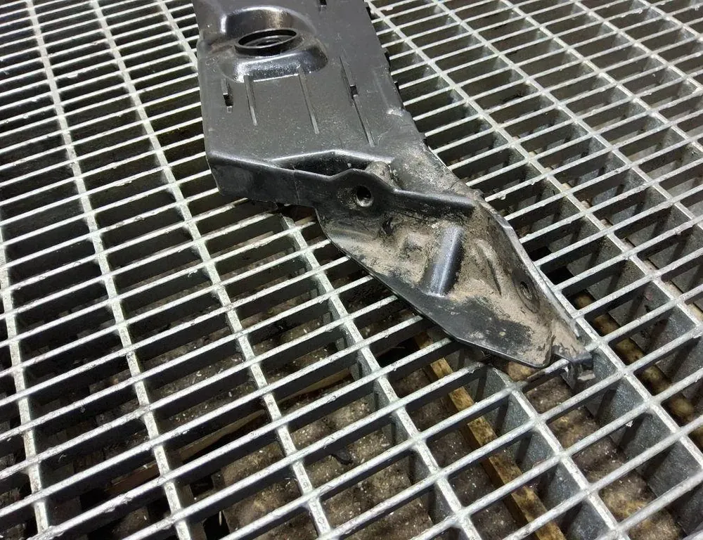 SEAT Arona 1 generation (2017-2024) Aizmugurējā kreisā bampera stiprinājums 6F9807393B 33400874