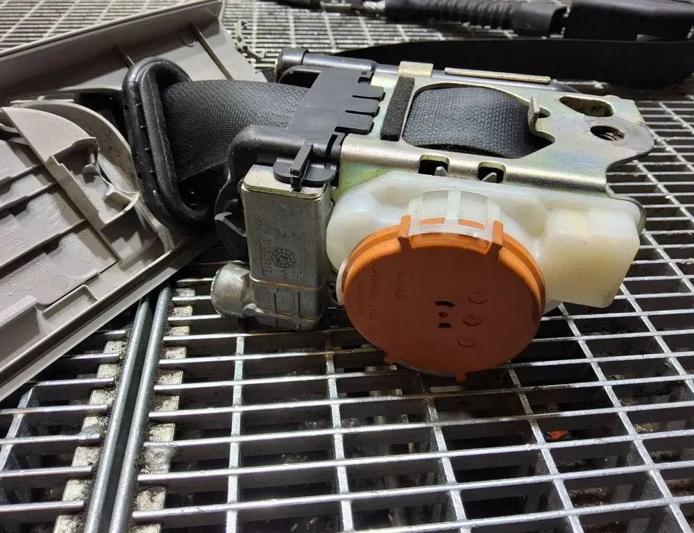 RENAULT Kadjar 1 generation (2015-2024) Priekšējā labā sēdekļa sprādze 308208899JN7 33401143