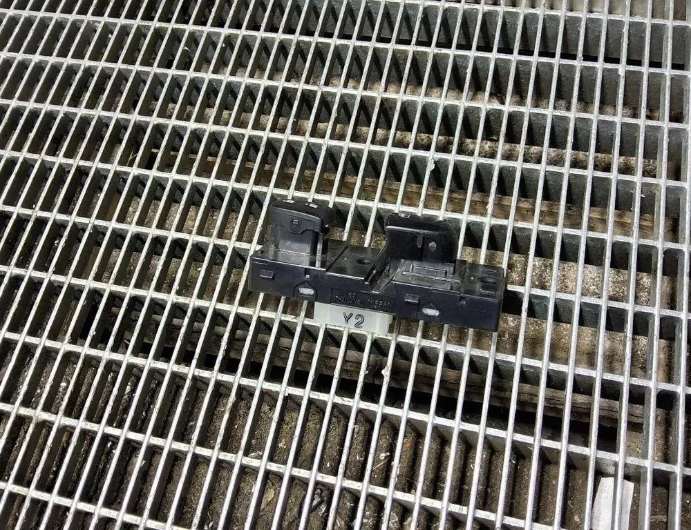 RENAULT Kadjar 1 generation (2015-2024) Priekšējo labo durvju logu pacelšanas slēdži 33401149