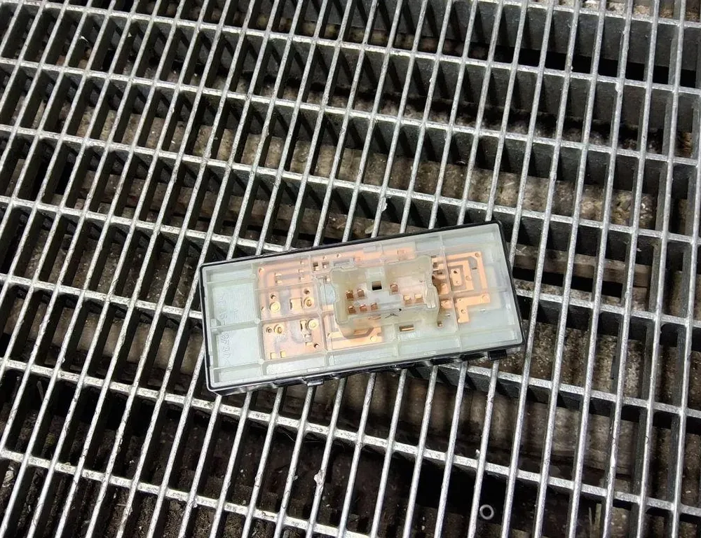 RENAULT Kadjar 1 generation (2015-2024) Priekšējo labo durvju logu pacelšanas slēdži 33401149