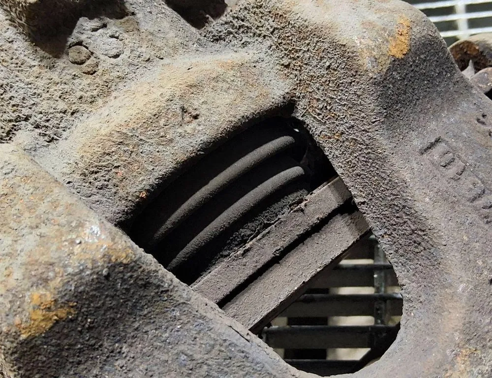 DACIA Sandero 2 generation (2013-2020) Супорт тормозов передний левый 33401582