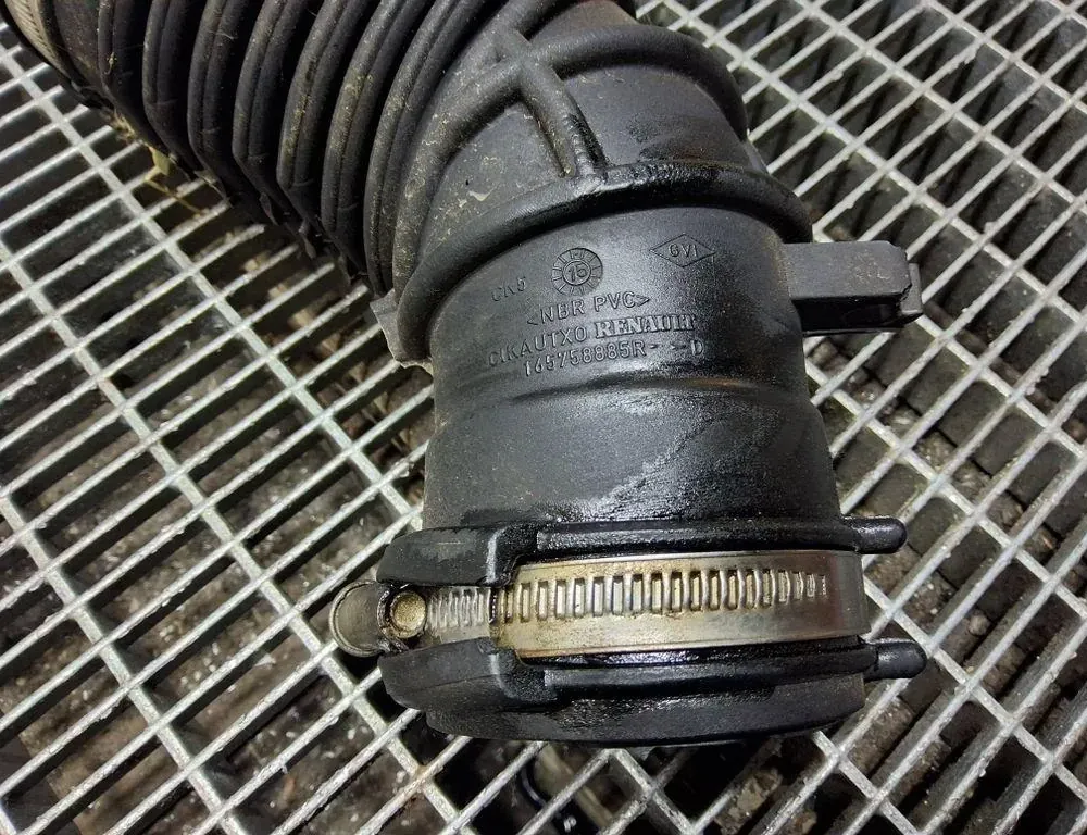 RENAULT Captur 1 generation (2013-2019) шланг радиатора интеркулера 165758885R 33401705