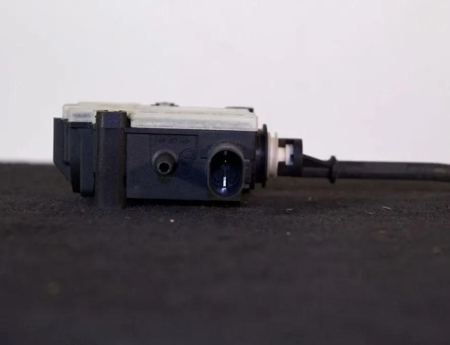 BMW 3 Series E90/E91/E92/E93 (2004-2013) Degvielas tvertnes vāciņa bloķēšana 6985880 33483155