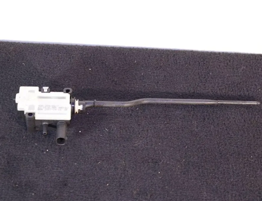 BMW 3 Series E90/E91/E92/E93 (2004-2013) Degvielas tvertnes vāciņa bloķēšana 6985880 33483155