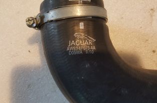 JAGUAR XJ 3 generation (X350) (2003-2009) Левый шланг радиатора интеркулера AW93-6F073-AA,AW936F073AA 11439588