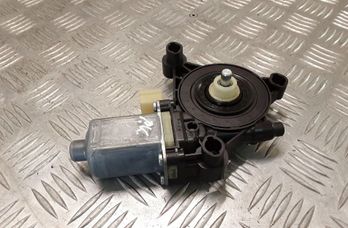 VOLKSWAGEN Golf 7 generation (2012-2024) Маторчик стеклоподъемника передней левой двери 5Q0959801B 28407215