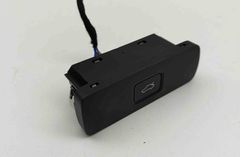 VOLVO XC40 1 generation (2017-2024) Кнопка открывания задней крышки 32350330 30943141