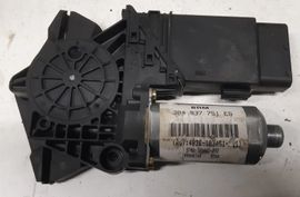 VOLKSWAGEN Passat B5 (1996-2005) Priekšējo kreiso durvju logu pacēlāja motorīts 3B4837731EG 11029175