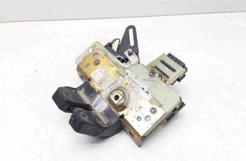 VOLVO V70 2 generation (2000-2008) Aizmugurējā bagāžnieka slēdzene 32668221