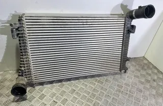 VOLKSWAGEN Golf 8 generation (2019-2023) Радиатор интеркулера 33582006