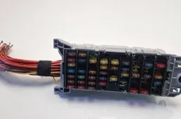 PEUGEOT 207 1 generation (2006-2009) Fuse box 93332763 31107471