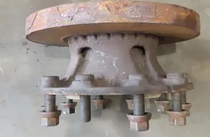 VOLVO XF (2012-present) Aizmugurējā kreisā riteņa rumbas vārpsta/stupica 30760433