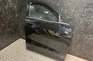 VOLKSWAGEN Передняя правая дверь 33568889