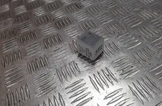 VOLKSWAGEN Passat B5 (1996-2005) Degvielas sūkņa relejs 4D0951253 33835482