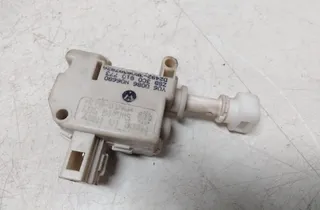 VOLKSWAGEN Passat B7 (2010-2015) Degvielas tvertnes vāciņa bloķēšana 3C0810773 28534568