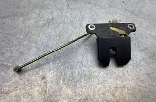 AUDI A6 C5/4B (1997-2004) Aizmugurējā bagāžnieka slēdzene 827505B 34352966