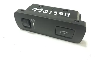 VOLVO XC60 2 generation (2017-2024) Aizmugurējā vāka atvēršanas poga P31376510 33942058