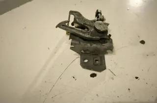 VOLVO V50 1 generation (2003-2012) Motora pārsega slēdzene 30716530 33202530