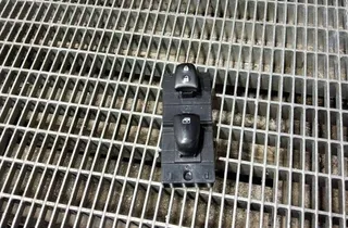 RENAULT Kadjar 1 generation (2015-2024) Priekšējo labo durvju logu pacelšanas slēdži 33401149