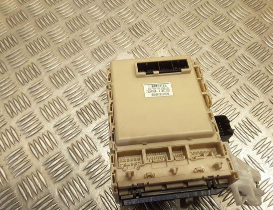 TOYOTA Verso 1 generation (2009-2015) Fuse box 827300F290,350913C25 32783710