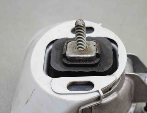 BMW M4 F82/F83 (2013-2020) Dzinēja stiprinājums/spilvens labajā pusē 2284818 23668098