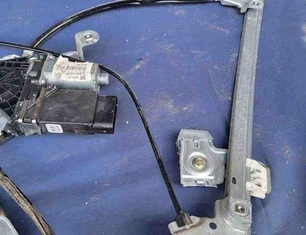 SKODA Octavia 2 generation (2004-2013) Стеклоподъемник передней правой двери 0130821730 31501201