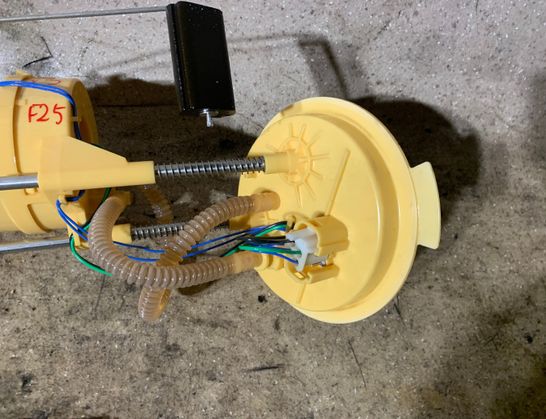 BMW X3 F25 (2010-2017) Топливный насос 7216526 33068524