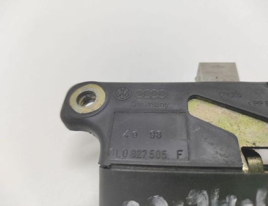 AUDI A4 B5/8D (1994-2001) Aizmugurējā bagāžnieka slēdzene 8L0827505 33023417