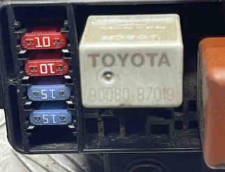 TOYOTA Avensis 2 generation (2002-2009) Drošinātāju kārba 0332011001 28055424