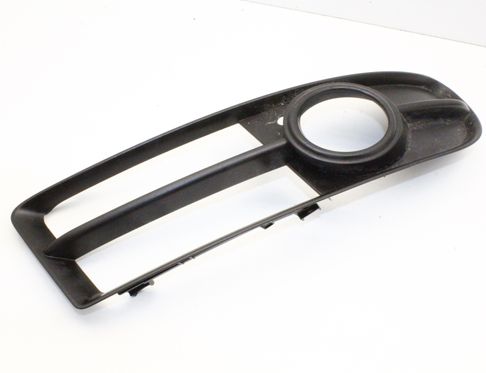 AUDI A4 B7/8E (2004-2008) Priekšējā bampera labā reste 8E0807682F 32852004