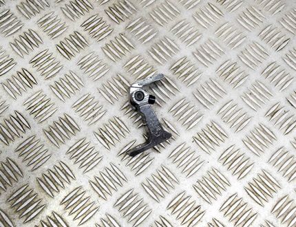 VOLKSWAGEN Passat B8 (2014-2023) Aizmugurējo kreiso durvju eņģes 8V5833403C 20406703